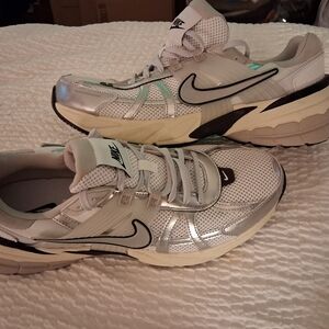 Nike V2K Run Summit White Metallic Silver Women's NWOB Size 14